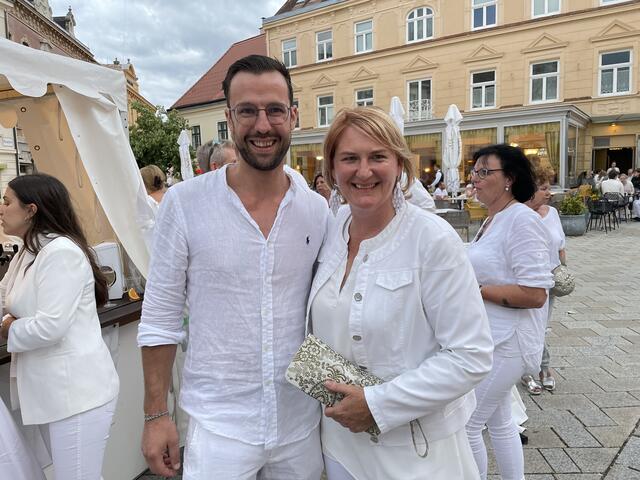 Auch ganz in Weiß: Vizebürgermeisterin Helga Krismer mit Begleitung | Foto: Katrin Pirzl