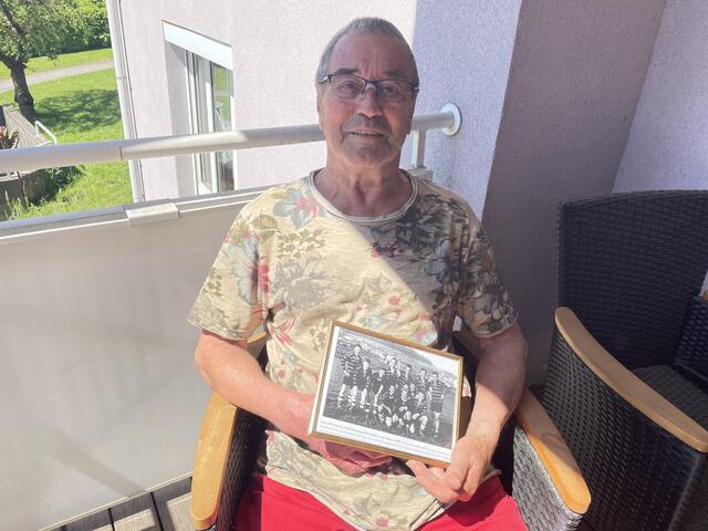 Siegfried Scheuchenpflug mit dem Bild des Rohrbacher Fußballteams aus dem Jahr 1955.  | Foto: BRS