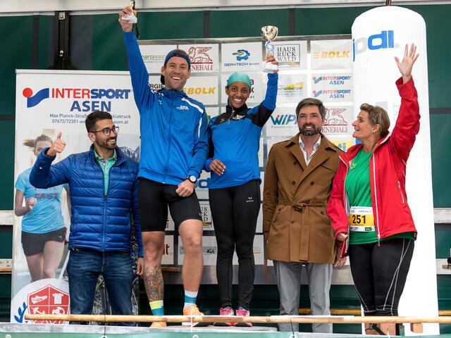 Christoph Jodl, Patrick Tröscher, Leyla Reshed, Bgm. Peter Schobesberger und Sportreferentin Tanja Grander