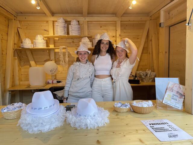 Hüte, Blumenketten und andere weiße Accessoires gab es zum Jubiläum. | Foto: Katrin Pirzl