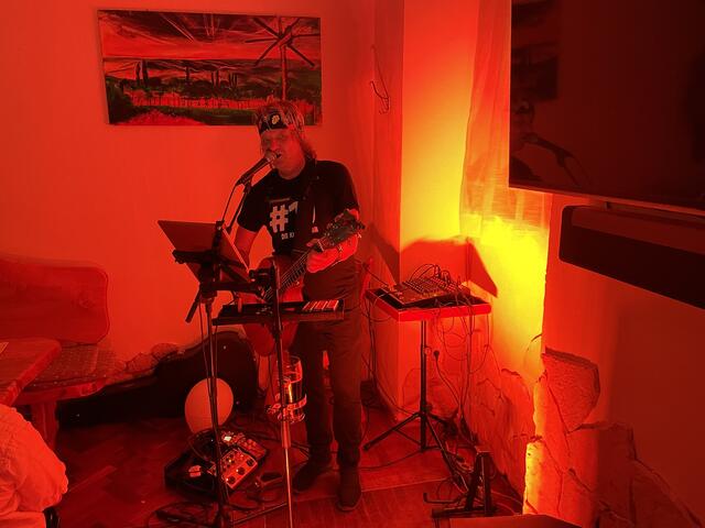 Manfred Blach brachte die Gäste von Muggis Steira Egg in der Frauengasse mit Austropop zum Abtanzen. | Foto: Katrin Pirzl