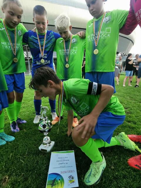 Tobias Nagy: Der Pokal ist unser und bleibt bekommt in Lendorf einen Ehrenplatz".  | Foto: FC Lendorf/KK