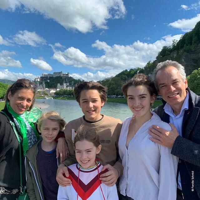 Familienbande bei den Gollinger Festspielen. Die Familie Haering/Schmid (v.l.):  Ariane Haering, Emilian, Flora, Darius in der zweiten Reihe), Cosima und Benjamin Schmid | Foto: Festspiele Burg Golling / Benjamin Schmid