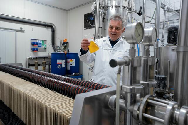 Mit 48 Jahren holte Günther Preishuber das theoretische Wissen in der Berufsschule in Wien nach, ehe er mit 50 den Job als Brauereileiter in Aspach antrat. | Foto: Schueler