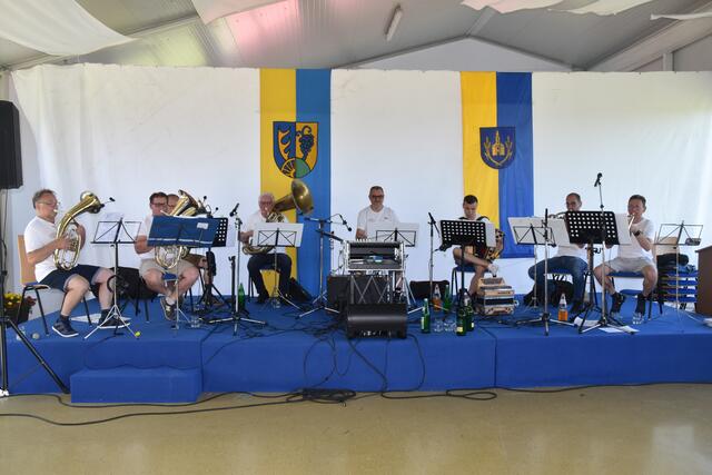 Die Bauernmusi Mischendorf spielte zünftig auf. | Foto: Michael Strini