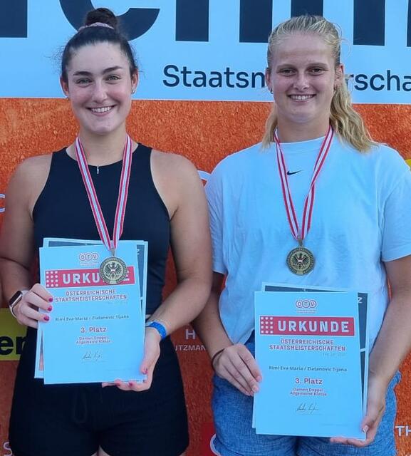 Mit ihrer Partnerin Tijana Zlatanovic (links) holte Eva-Maria Riml Rang drei bei den Doppel-Staatsmeisterschaften. | Foto: sportszene.tirol
