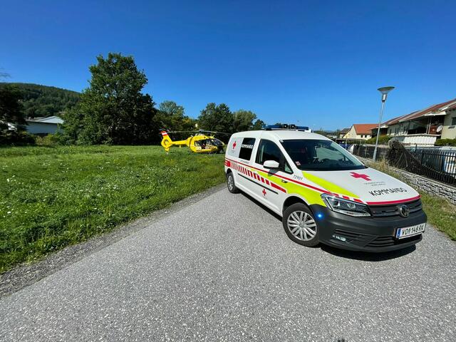 Der 20-Jährige wurde mit dem Rettungswagen zum Hubschrauber gebracht, er liegt in künstlichem Tiefschlaf. | Foto: Rotes Kreuz/Kröpfl