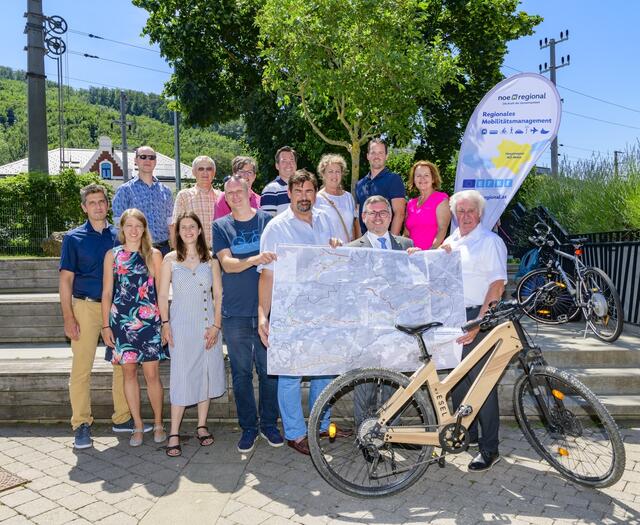 oben v.l.n.r.: Florian Kratochwil (Planungsbüro con.sens), Josef Baum (Purkersdorf), Christine Schneider (Geschäftsführung NÖ.Regional), Andreas Kirnberger (Purkersdorf), Elisabeth Baristis (Tullnerbach), Bernhard Gruber (Eichgraben), Waltraud Frotz (Purkersdorf)
Unten v.l.n.r.: Richard Pouzar (RU7), Anna Fink (ST3), Luise Wolfrum (NÖ.Regional), Michael Sigmund (Pressbaum), Stefan Steinbichler (Purkersdorf), Landesrat Ludwig Schleritzko, Johann Novomestsky 
 | Foto: Andreas Novotny