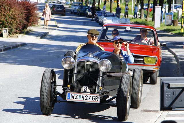 Ein Automobil aus dem Jahre 1935 zog die Blicke auf sich. Es war der älteste Teilnehmer im Starterfeld. | Foto: RegionalMedien Hofmüller