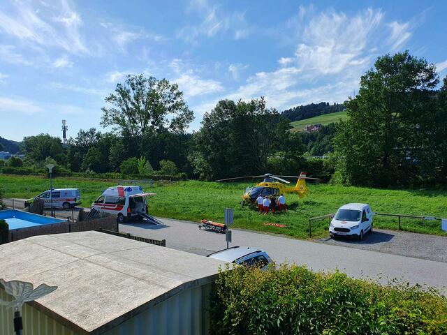 In der Voitsberger Arnsteinstraße geschah ein medizinischer Notfall, der Rettungshubschrauber war vor Ort. | Foto: Rotes Kreuz/C. Peter