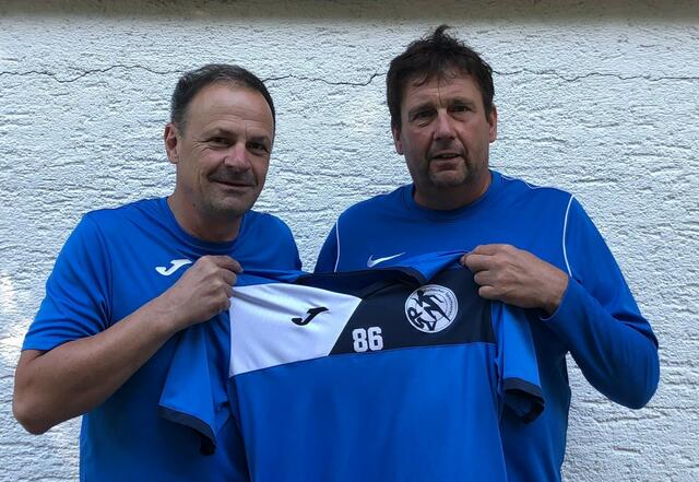 Cheftrainer Wolfgang Wilscher und sein Co-Trainer Jakob Wastian wollen die perfekte Trainermischung für ihre Dellacher Kicker sein.  | Foto: Laura Santner/KK