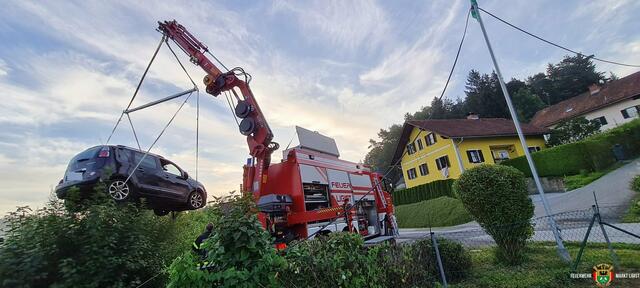 Mittels Hebetraverse und Feuerwehrkran wurde das Fahrzeug geborgen. | Foto: FF Ligist