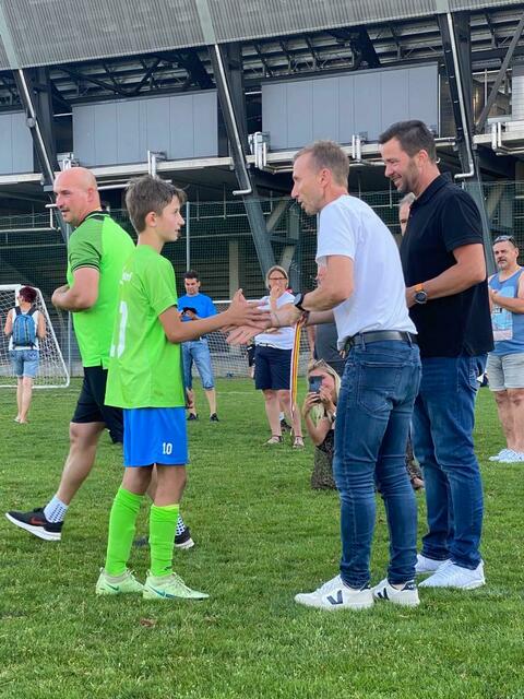 Kapitän Tobias Nagy erhält von KFV Präsident Klaus Mitterdorfer die Meistermedaille überreicht.  | Foto: FC Lurnfeld/KK
