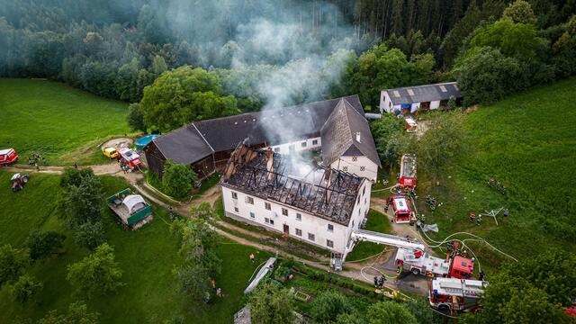 Der brennende Dachstuhl löste einen Großeinsatz der Feuerwehren aus. | Foto: fotokerschi.at