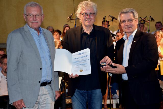 Für sein umfangreiches musikalisches Schaffen wurde Alfred Hochedlinger, 59, mit der Kulturmedaille des Chorverbandes gewürdigt. Für Für sein umfangreiches musikalisches Schaffen wurde Alfred Hochedlinger, 59, mit der Kulturmedaille des Chorverbandes gewürdigt. Übergeben wurde diese Auszeichnung von Karl Diwold, Regionalobmann des Chorverbands Mühlviertel, und Chorverband-Präsident Harald Wurmsdobler im Rahmen des Konzerts „Sentimental Journey“ in der Pfarrarena Mauthausen. | Foto: Robert Zinterhof