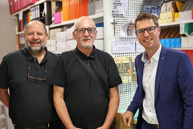Hansjörg Hofer, flankiert von seinem ehemaligen Mitarbeiter und Referatsleiter-Nachfolger Arnold Wackerle (l.) und Bgm. Christian Härting. | Foto: MG Telfs/Pichler