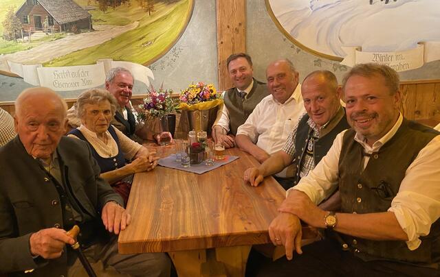 Gruppenbild mit Dame: Ein besonderes Dankeschön überbrachten die St. Wolfganger Gemeinde- und Wirtschaftsvertreter an die Gattin des Jubilars, Hermine Stadler. Sie war und ist eine große Stütze für Ihren Paul. | Foto: Gde. St. Wolfgang