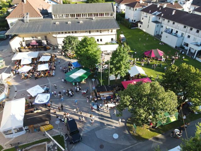 Am Kirchplatz konnte man die Musik der "Originalen Mander" und der Band "Sonnwend" genießen. | Foto: Yannik Lintner