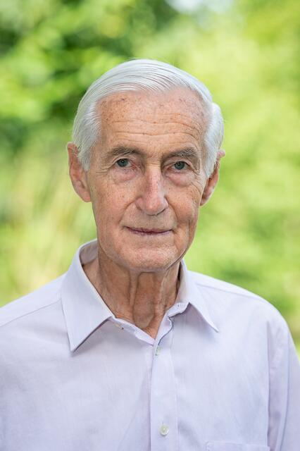 "Woche"-Ombudsmann und Altbürgermeister Alfred Stingl unterstützt hilfsbedürftige Menschen mit der Aktion "Von Mensch zu Mensch" wo er kann. | Foto: Jörgler