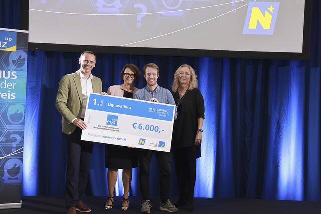 Landesrat Jochen Danninger, Sponsorvertreterin Angela Stranksy (ecoplus, NÖ Wirtschaftsagentur)
und riz up Geschäftsführerin Petra Patzelt mit dem Preisträger Victor Tibo von Lignovations | Foto: Caro_Strasnik