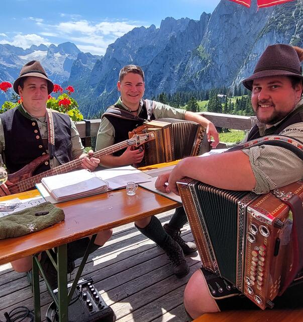 Musi mit Aussicht auf der Sonnenalm | Foto: Sylvia Schober