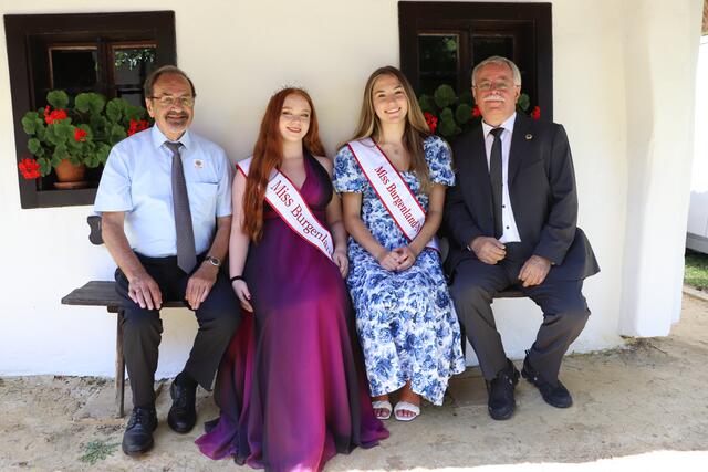 Präsident Edi Nicka, Kayla O'Neil, Emily Neubauer und Klaus Gerger