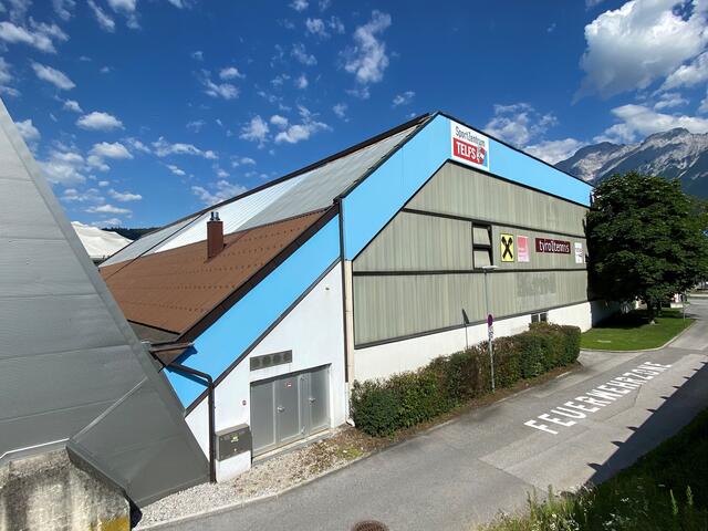 Das Dach der fast 50 Jahre alten Telfer Tennishalle beim SportZentrum muss saniert werden. | Foto: MG Telfs/Pichler