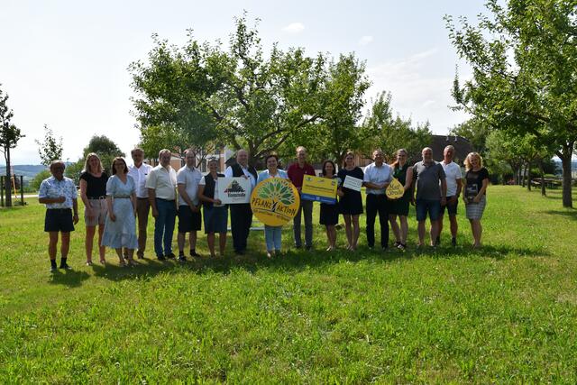 Echte Streuobst-Pioniere in unserer Region: Die Baumpflanz-Aktion feiert am Mostlandhof in Purgstall ihr 30-jähriges Bestehen. | Foto: Roland Mayr