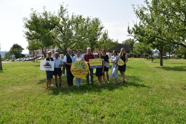 Echte Streuobst-Pioniere in unserer Region: Die Baumpflanz-Aktion feiert am Mostlandhof in Purgstall ihr 30-jähriges Bestehen. | Foto: Roland Mayr