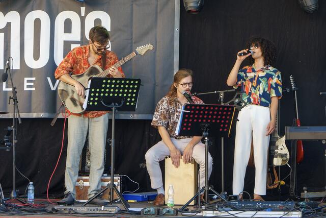 "Der Letzte Rest" als Vorband am Gemeindeplatz | Foto: Walter Morri