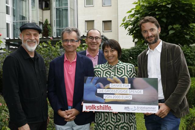 Von links: Erich Fenninger (Volkshilfe OÖ), Peter Niedermoser (OÖ-Ärztekammer), Harald Mayer (OÖ-Ärztekammer), Jasmine Chansri (OÖ-Volkshilfe), Peter Adelsgruber (OÖ-Ärztekammer). | Foto: Cityfoto/Michael Strobl 