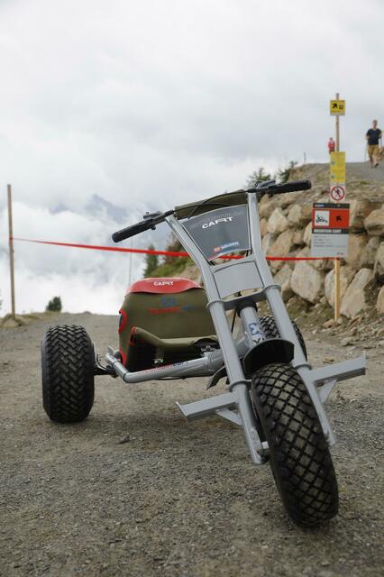 Mountaincarts? Nicht-Insidern lassen sich die Fahrzeuge mit niederem Schwerpunkt und einem Meter Breite als eine Art Offroad-Gokart beschreiben. | Foto: Ötztal Tourismus / Markus Geisler 