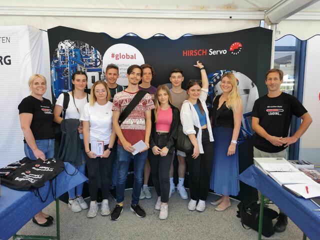 Die 7. Klassen des BRG Feldkirchen beim Stand der Firma Hirsch. | Foto: Privat/bbok
