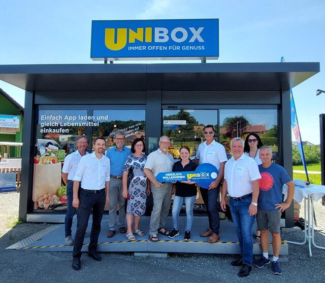 Gemeinsam mit Bürgermeister Johann Mayer (5.v.l.) wurde die neue Unibox in Hengsberg eröffnet. | Foto: Unibox