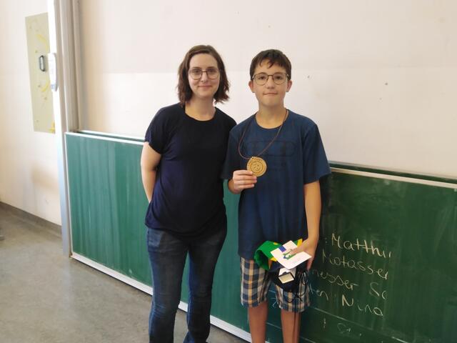 Von rechts nach links: der Bundessieger Nikita Wegleitner und seine stolze Mathematiklehrerin Christine Ottendorfer. | Foto: BRG6 Marchettigasse