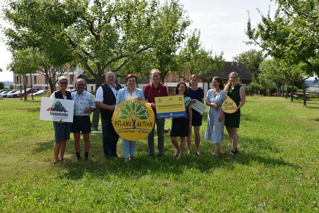 Echte Streuobst-Pioniere in unserer Region: Die Baumpflanz-Aktion feiert am Mostlandhof in Purgstall ihr 30-jähriges Bestehen. | Foto: Roland Mayr