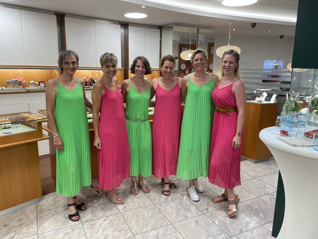 Die Damen von Juwelier Brigola ganz fesch im sommerlichen Partnerlook  | Foto: MeinBezirk.at