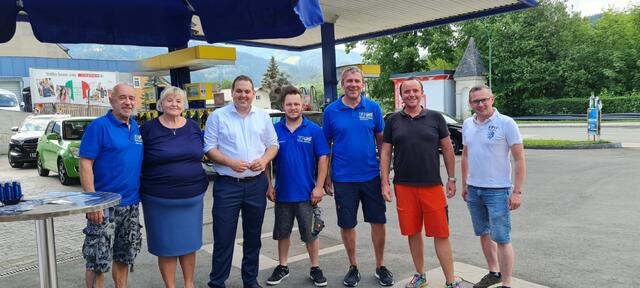 FPÖ-Team bei der Tankaktion: Friedrich Scheikl, Monika Leitner, Philipp Könighofer, Matthias Würgenschimmel, Arnd Meißl, Christoph Jahl und Oliver Brunnhofer | Foto: FPÖ Bruck-Mürzzuschlag