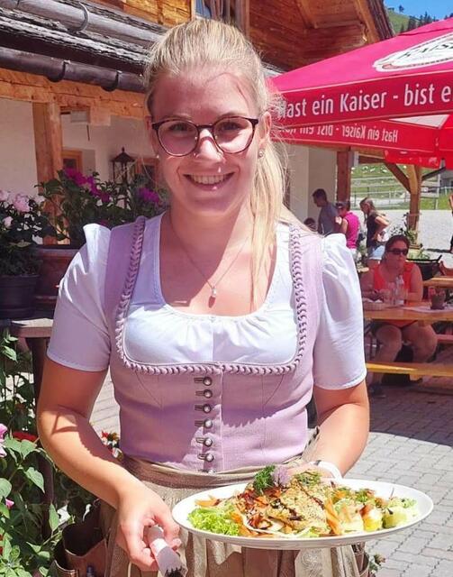 Johanna serviert Schmankerl auf der Rottenhofhütte | Foto: Sylvia Schober
