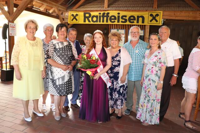 Kayla O'Neil mit Landtagspräsidentin Verena Dunst, Bürgermeisterin Michaela Raber und Verwandten aus der alten Heimat Rauchwart