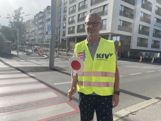 Peter war jahrelang als Schülerlotse in der Leyserstraße stationiert. Nun wandert er zu einer neuen Kreuzung in die Märzstraße. | Foto: Patricia Hillinger