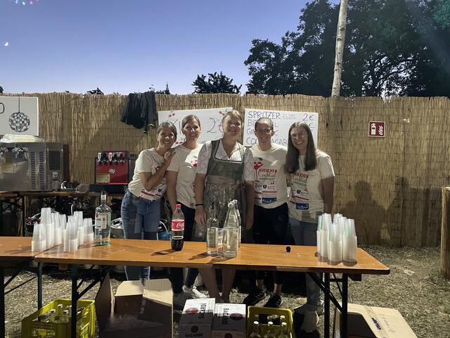 Die Jugend von Donnerskirchen lud zu seinem traditionellen Kirschencocktail ein | Foto: Sandra Koeune