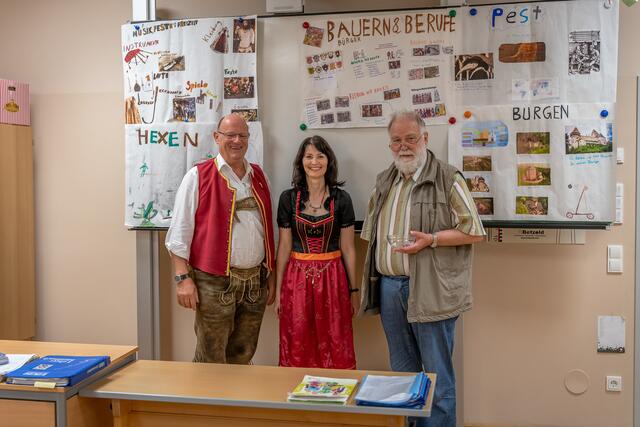 Bürgermeister von Spital am Pyhrn Aegidius Exenberger, Schulleiterin der Volksschule Spital am Pyhrn Birgit Pecnik-Sartory und Pater Friedrich Höller | Foto: Robert Essl