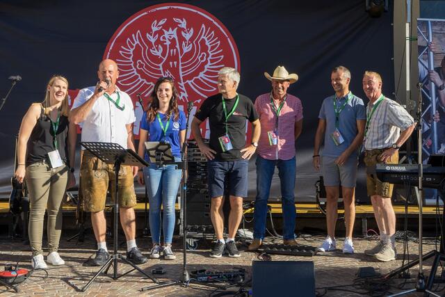 Das Festkomitee: Sophia Moser, Josef Moser, Nadine Wartner, Siegfried Krallinger, Franz Lechner, Claus Mayr und Peter Schär (v. l. n. r.) | Foto: Walter Morri
