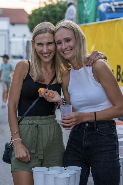Sabrina und Nina versuchten sich im Beerpong. | Foto: Walter Morri