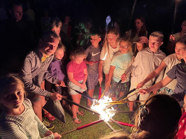 Entzündung des Feuers durch die Paschinger Kinder. | Foto: Team Hofko