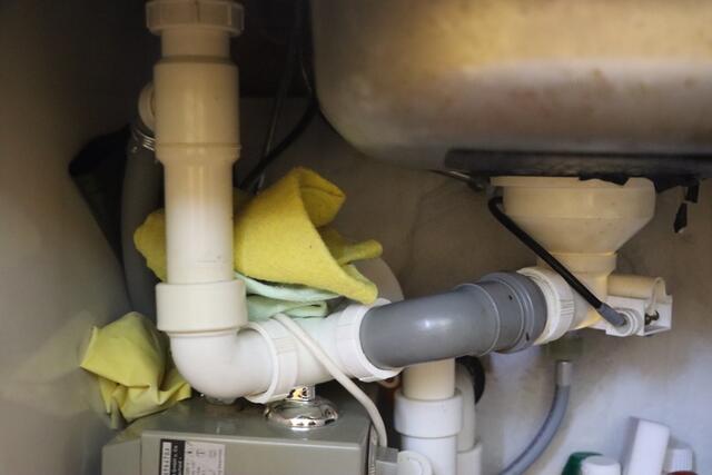 Alte Rohre unter dem Waschbecken in der Küche | Foto: Ricarda Stengg