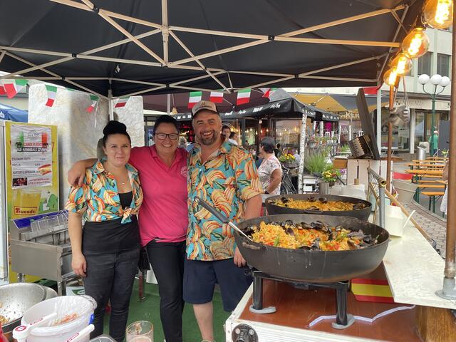 Paella und mehr gab es im Juicy Lucy: Tiffany Töfferl, Diana Brandner-Kalt und Christian Kalt | Foto: MeinBezirk.at