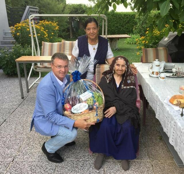 Bürgermeister Wolfgang Kocevar wünschte der beachtlichen Seniorin alles erdenklich Gute und weiterhin viel Gesundheit in diesem hohen Alter.
 | Foto: Gemeinde Ebreichsdorf