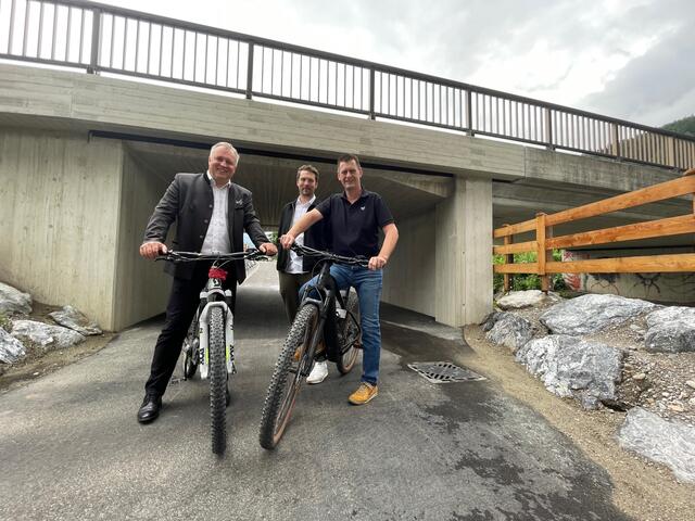 Stadtchef Stefan Weirather mit GF Bernd Kiechl und TVB-Obmann Paul Auderer vor der neuen Unterführung. | Foto: Perktold